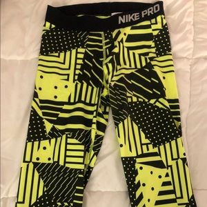 💕 NWOT NIKE PRO Crop Leggings